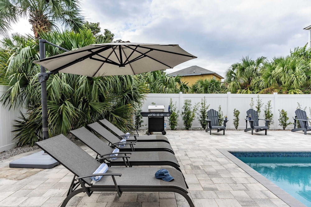 Modern 5bdr w/ Private Pool, 2 min Walk to the Beach! Montoute by Avantstay