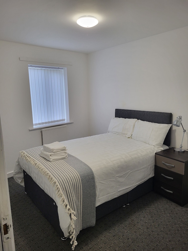 Impeccable 4-bed House in Leicester view 3