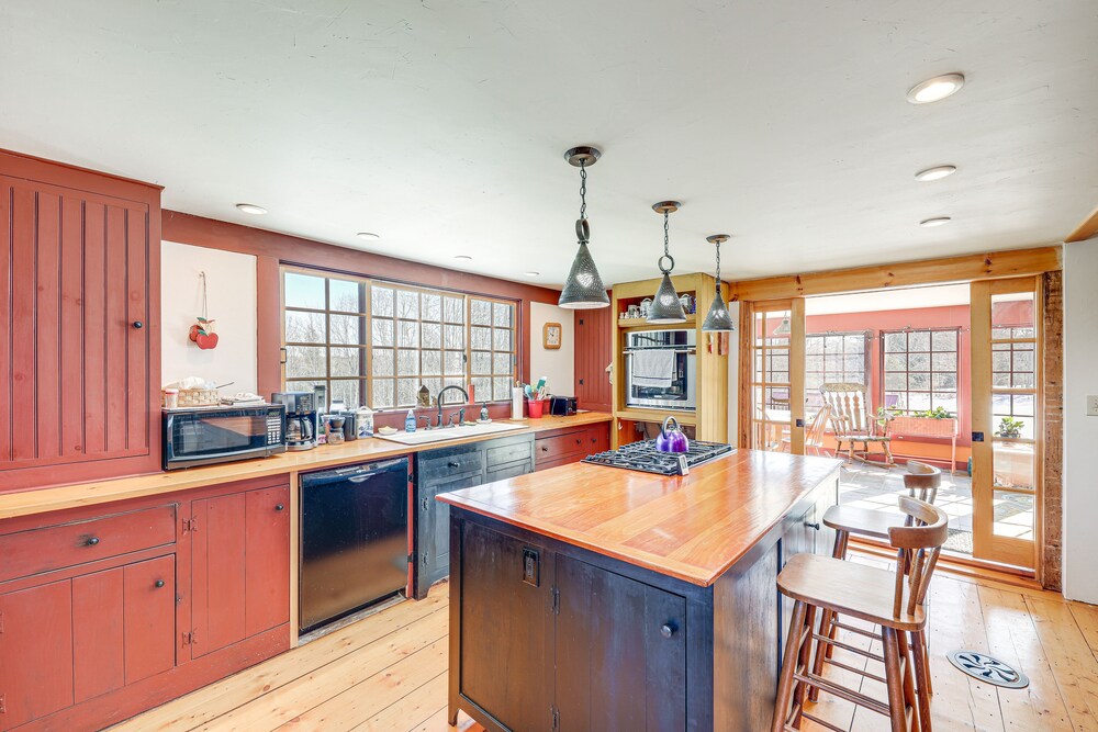 Charming Lovell Farmhouse - 17 Acres w/ Mtn Views!