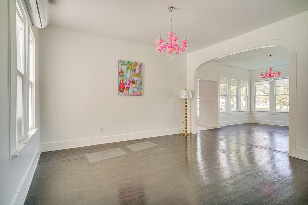 2 Mi to Gator Chateau: Vibrant Home w/ Balcony