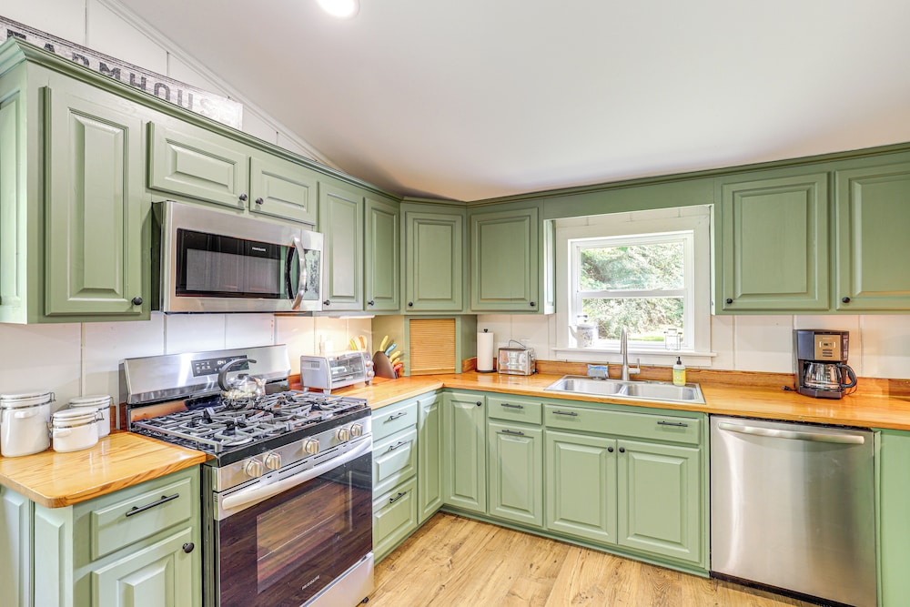 On-site Pond & Creek: Serene Cabin by Caesars Head