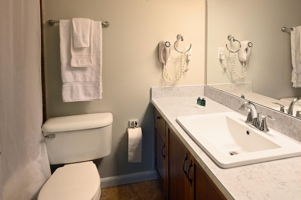 Private Corner Unit at end of Hall #458 - Image 5