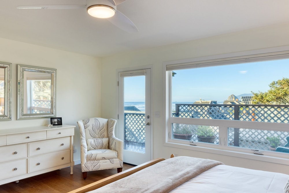 Pacific Breeze Ocean Views Steps to Cannon Beach Airy Coastal Retreat