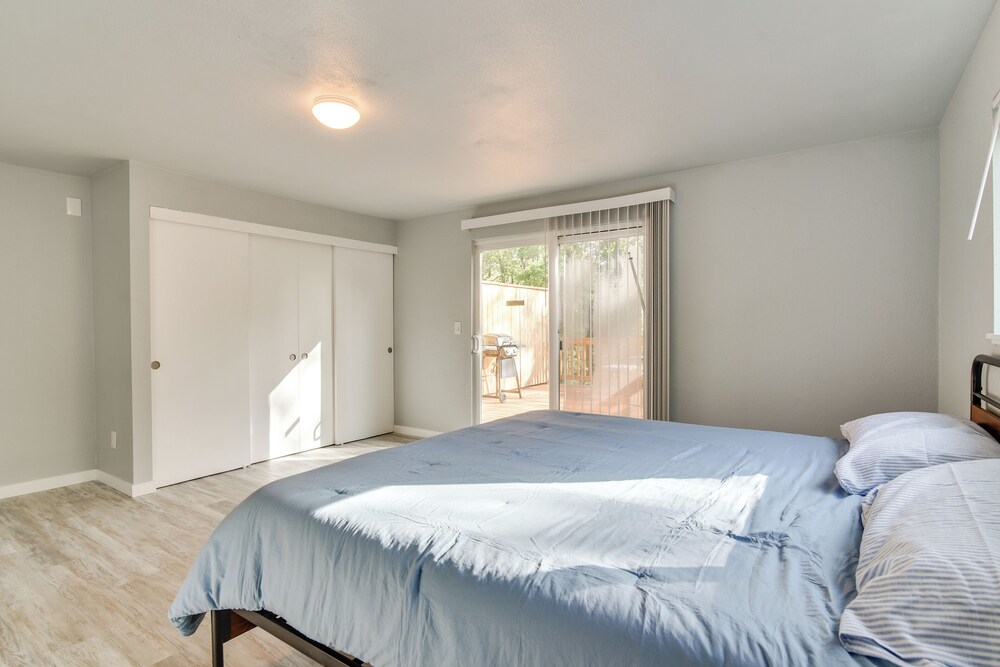 Walk to Dtwn Milwaukie: Family Gem w/ Creek Access
