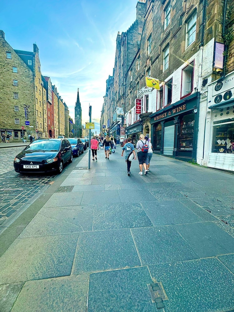 Cozy Edinburgh Apartment Escape