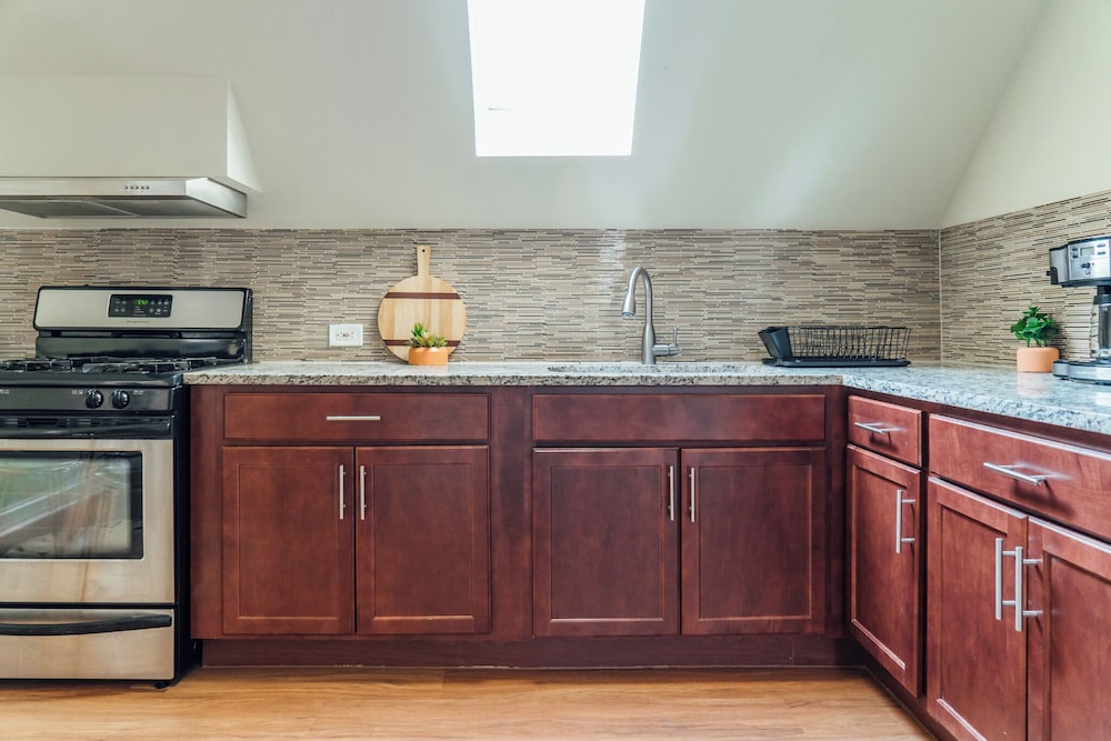 Homey 2BR - Central Charming