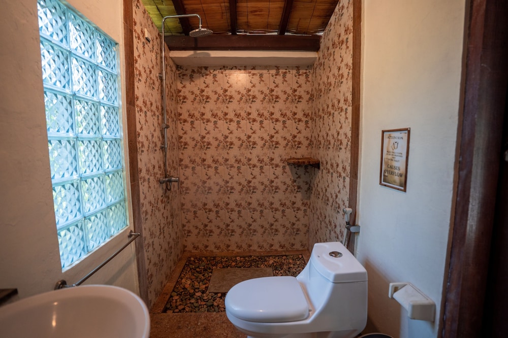 Room-cozy 2-bedroom Lumbung Cabin in San