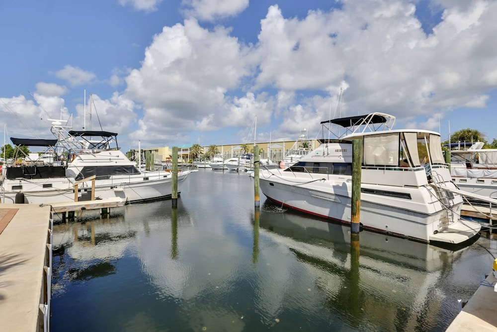 Parrot Perch by Avantstay Old Town Key West w Shared Pool Week Long Stays Only