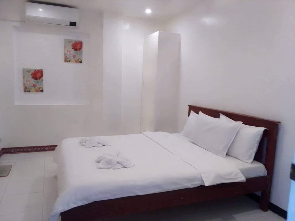 Luna Oslob Travellers Inn
