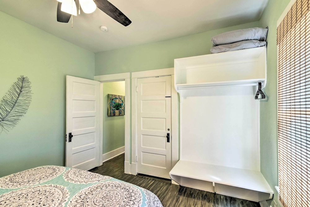 2 Mi to Beach & Seawall: Quaint Home in Galveston! view 3