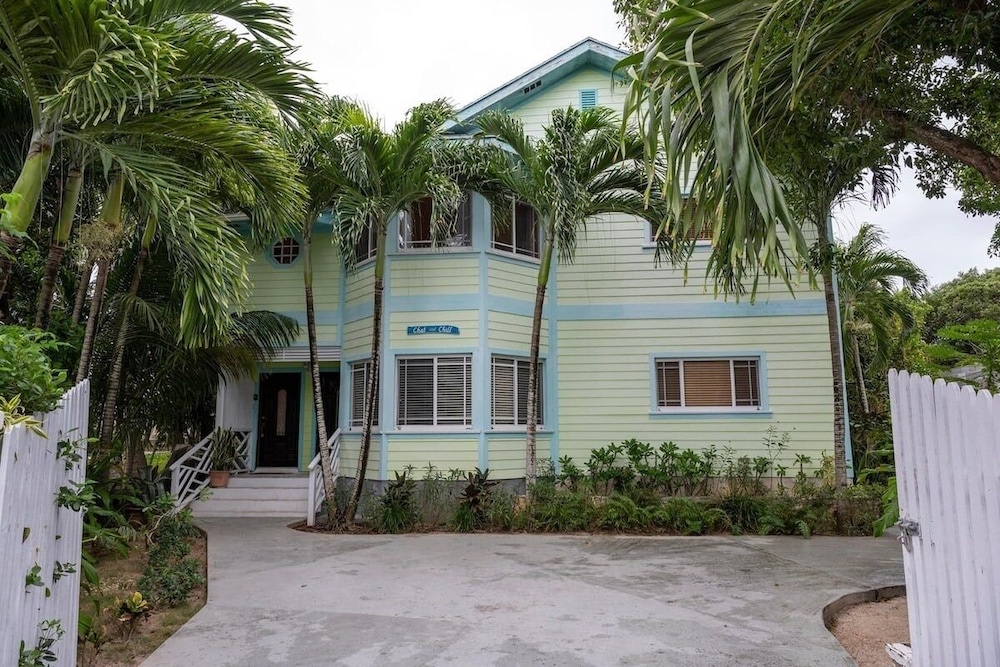 Chat N Chill - Top Floor Condo, Walk To Pink Sands Beach 2 Bedroom Townhouse