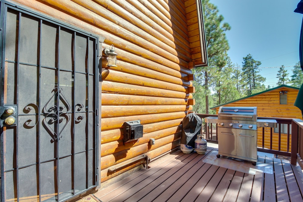 Hot Tub + Decks: Sherwood Forest Cabin