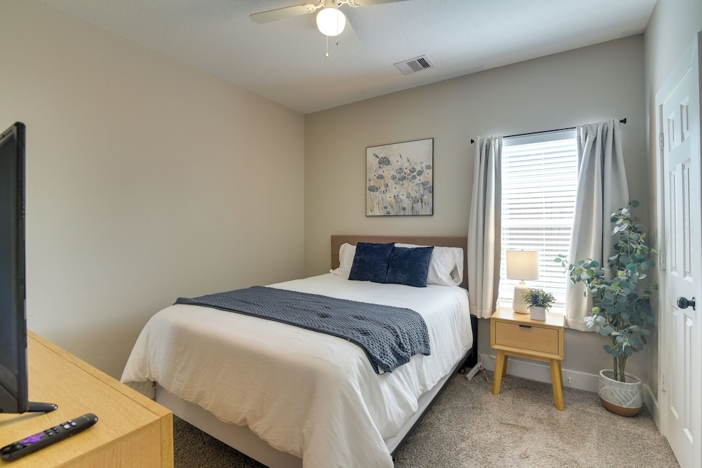 Patio & Fenced Yard: Home Close to Dtwn Houston!