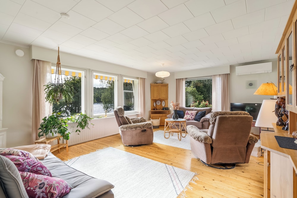 Spacious 3BR House - River View & Sauna