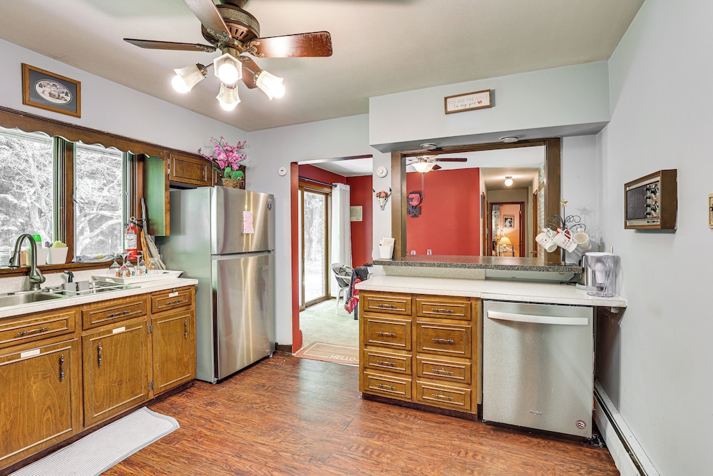 Pet-friendly Grove City Home w/ Lake on 19 Acres!
