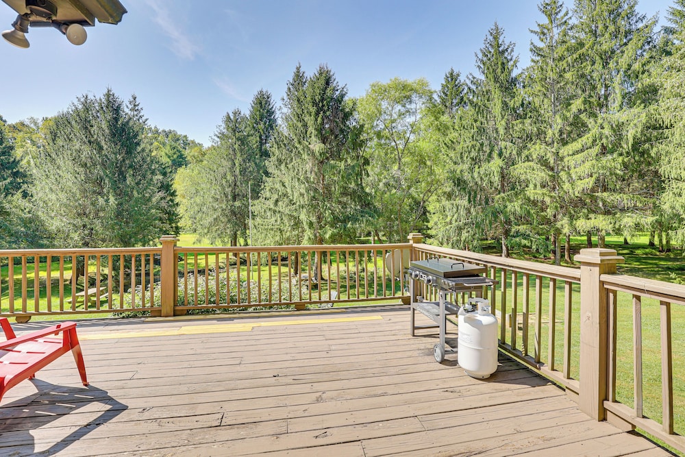 23 Mi to Mohican SP: Group-ready Lodge w/ Hot Tub