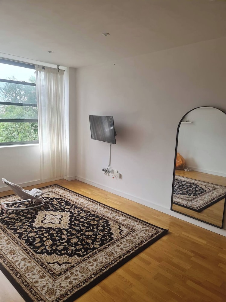 2 Beds Flat Centrally Located 2 Mins From Station