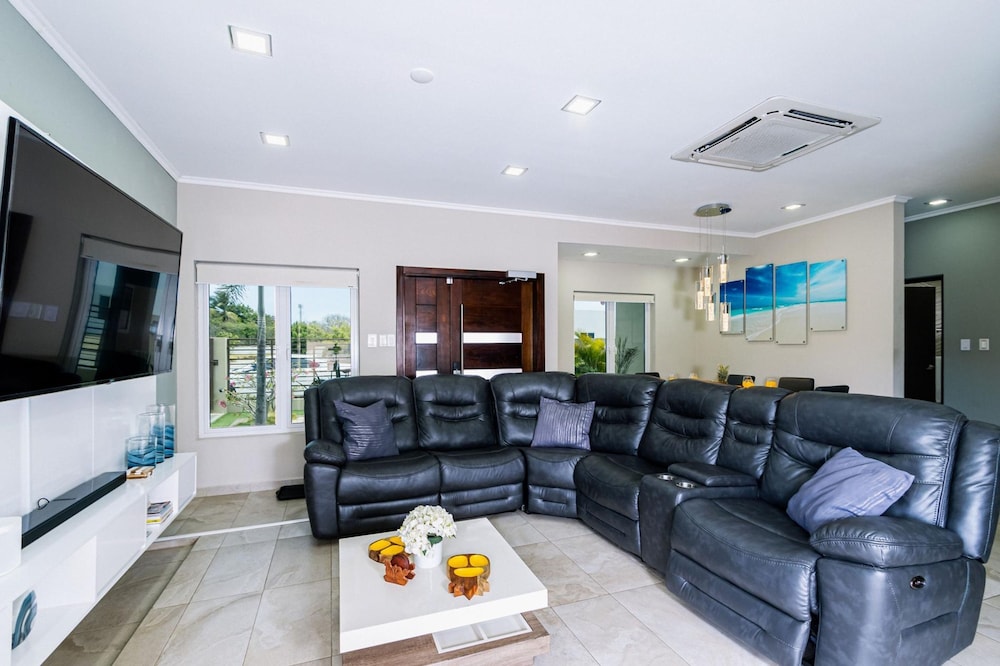 Luxury New 5 Location Pool Outdoor Kitchen
