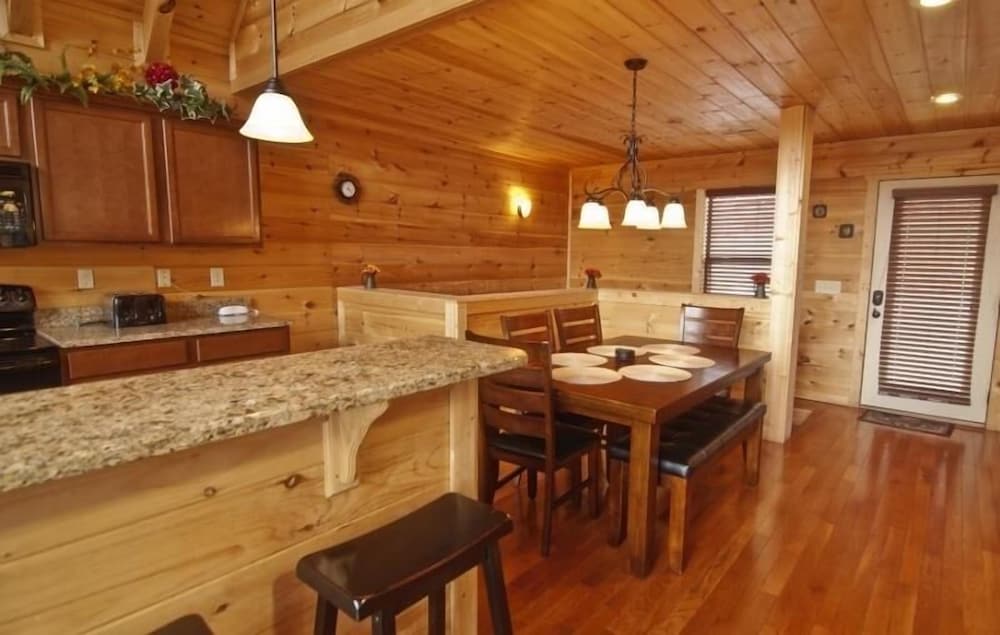 Sleepy Shamrock - 2 Bedrooms, 2 Baths, Sleeps 6 Home by RedAwning