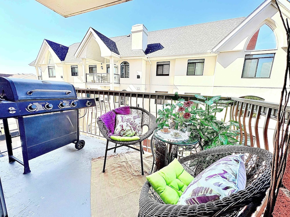 Stylish Downtown Condo near Rogers Place | Parking, Gym, Balcony & Kitchen