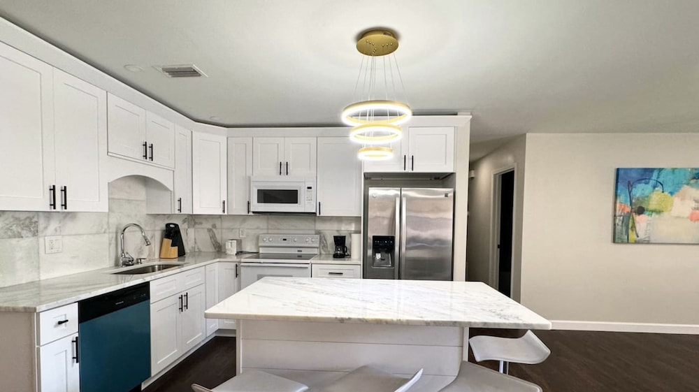 Home Close to Saint Pete Pier new Spacious