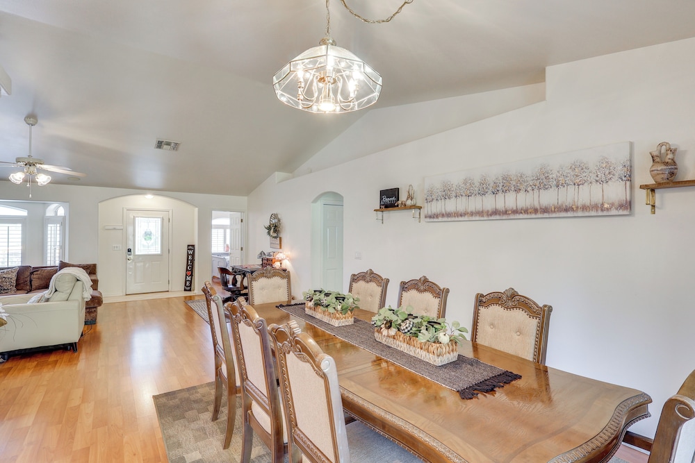 Kingman Family Home: Yard, Grill & Room to Relax!