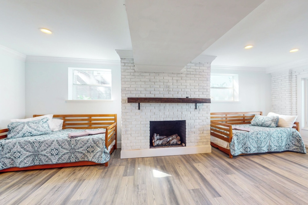 3 BR Home: Dog Friendly w/ Scenic Views & Pool