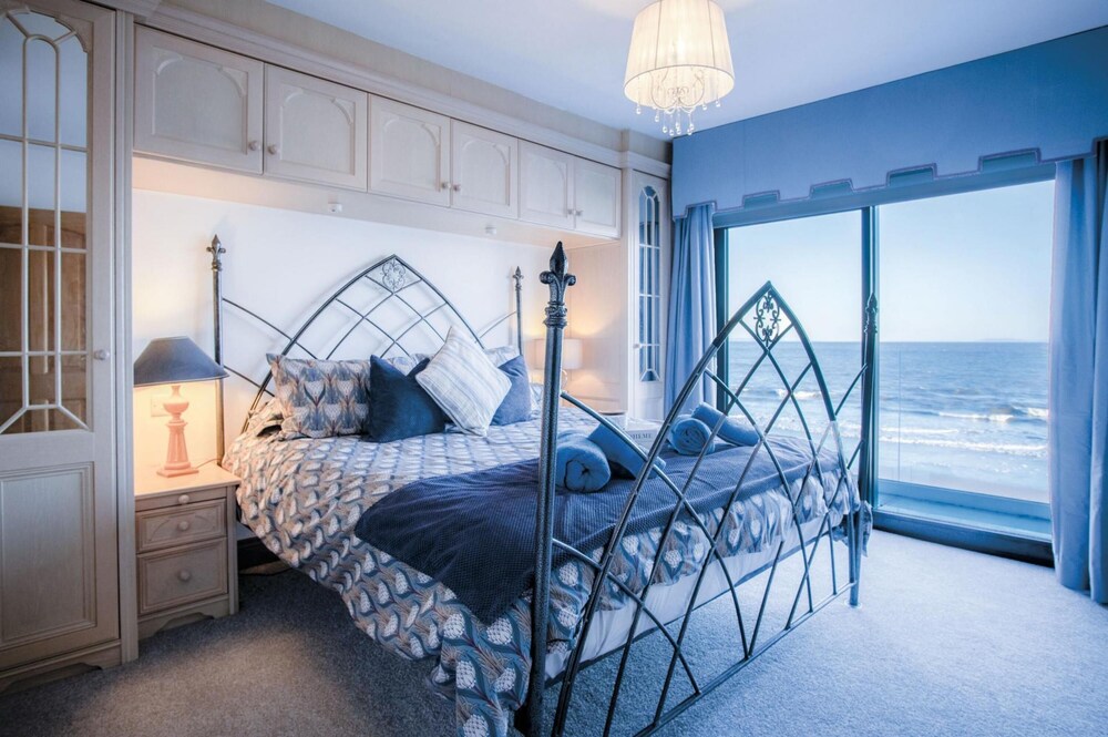 Beachways - 5 Bedroom Holiday Home - Saundersfoot view 3