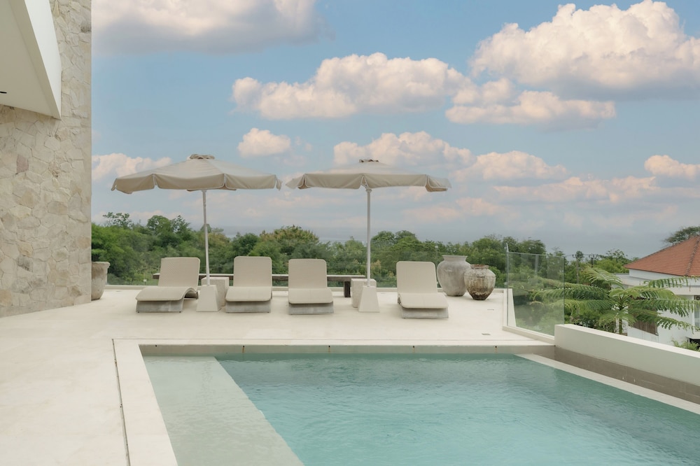 Lux Retreat 4BR Ocean Villa in Uluwatu