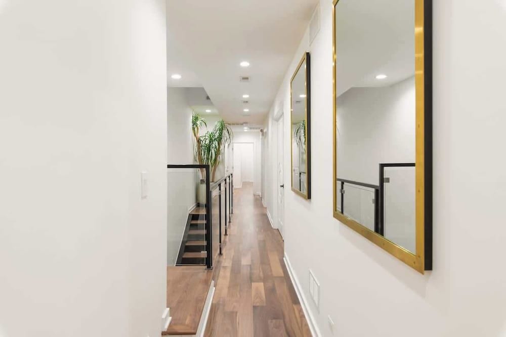 Luxury 4BD Gold Coast Penthouse With Deck Views