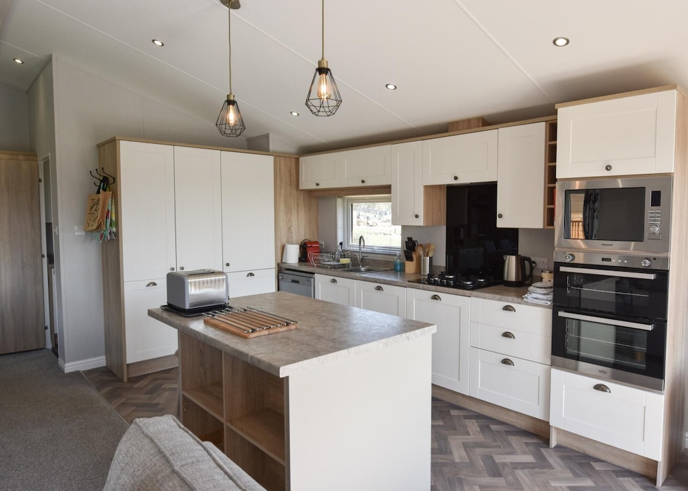 Poppy Lodge Perfect for Bird Watching Stargazing view 3