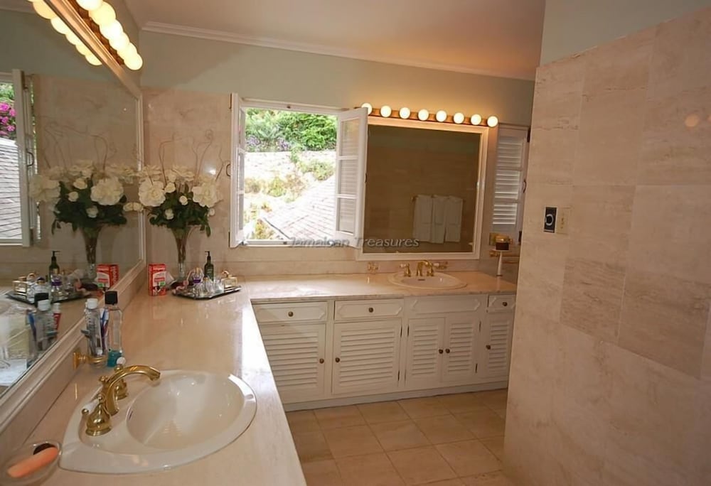 Stoneaway, 6BR by Jamaican Treasures