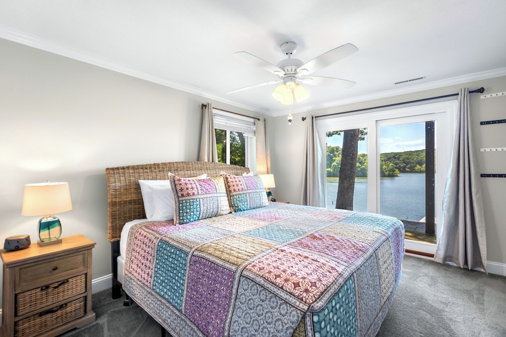 Lakeside Oasis Room for 12!