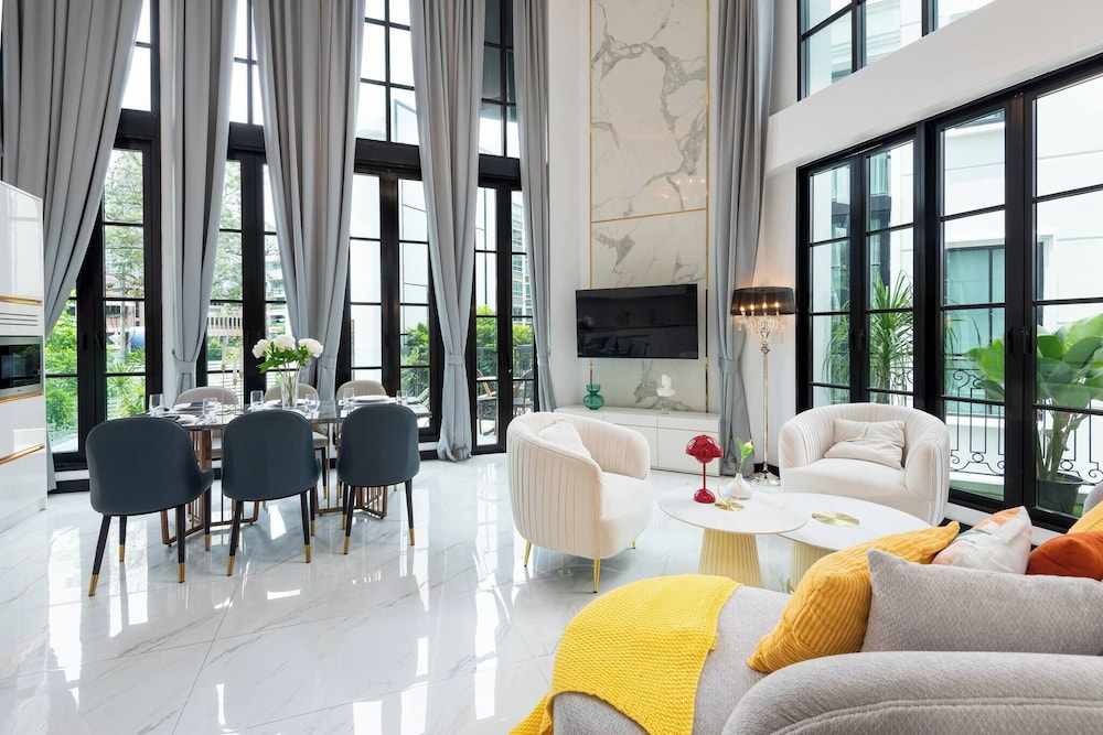 Stylish 7beds Poolhouse With Cinema & Lift - 2min to BTS