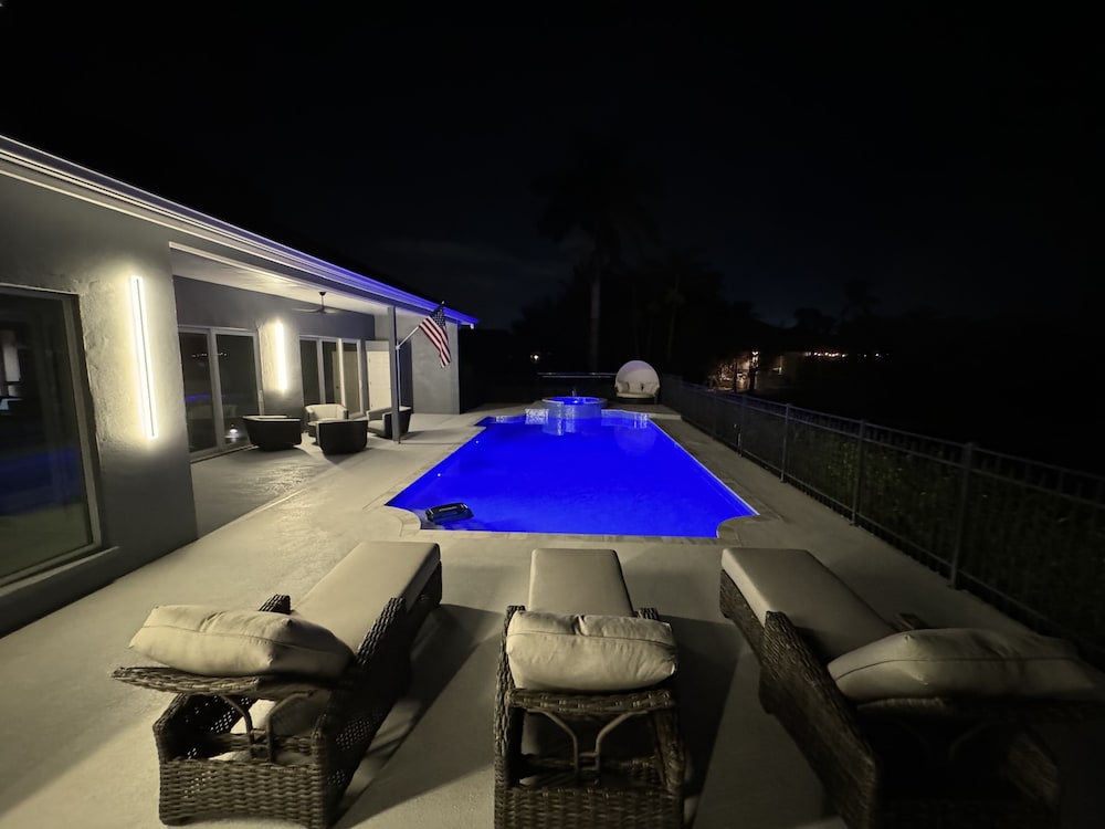 Fall In Naples - Game Room Pvt Pool Hot Tub Impeccable Decor 3 Bedroom Home
