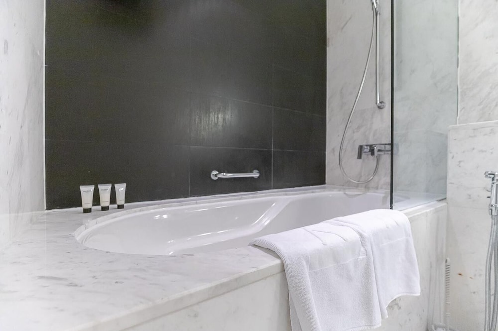 Emaar Fashion Avenue – Formerly Address Dubai Mall Four Apple