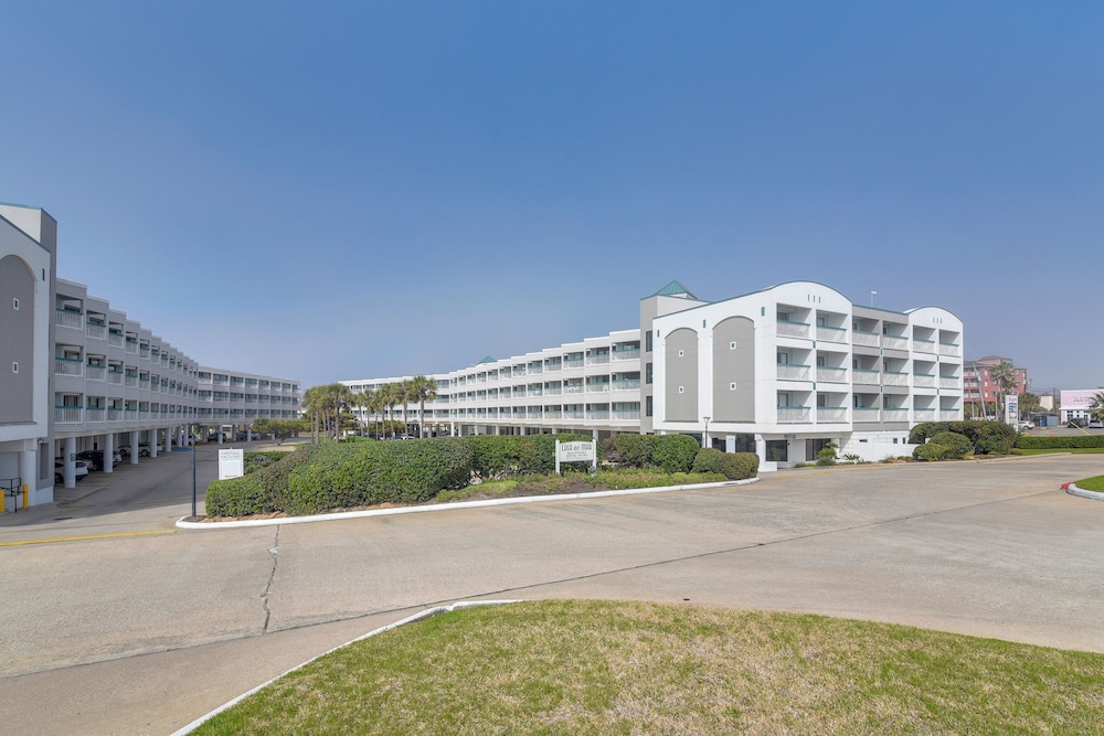 Steps to Beach: Galveston Condo w/ Balcony!
