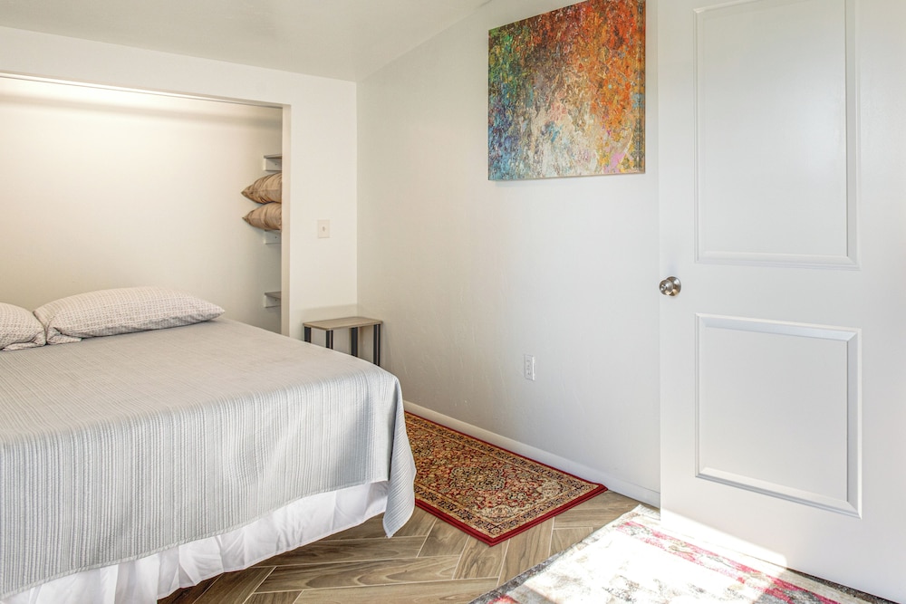 1 Mi to Tennyson St Shops & Eats: Laid-back Apt