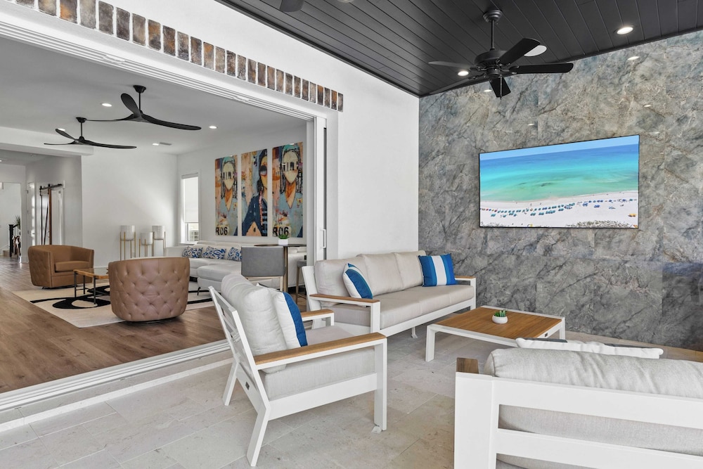 30A Salt & Solace Pool, Golf Cart, Hot Tub + Outdoor Kitchen