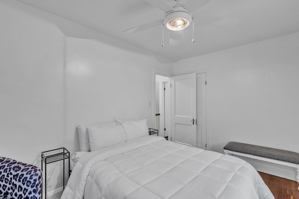 Cozy Getaway Quiet Neighborhood Near Dt 2 Bedroom Townhouse