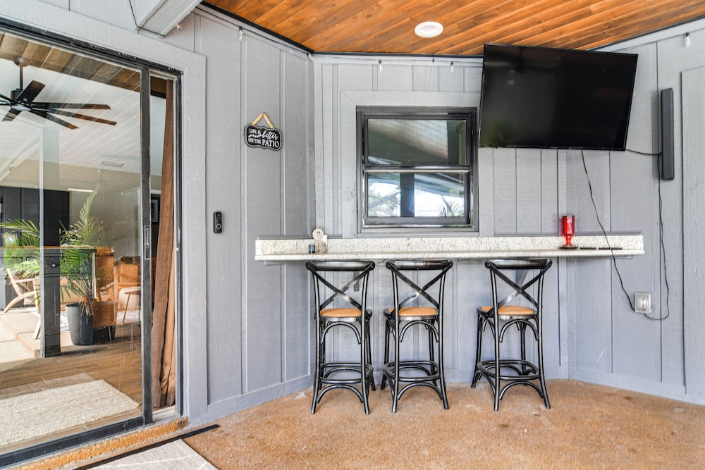 2 Blocks to Golf Course: Spacious Tampa Home!