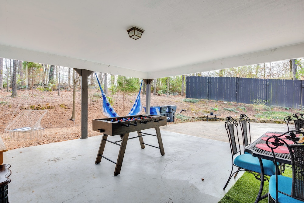 3 Mi to Marietta Square: Hot Tub Haven w/ 2 Patios
