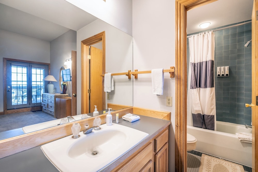 Cimarron Lodge 27 by Avantstay Ski-in/ski-out Property in Complex w/ Two Hot Tubs! Permit#10026 view 3