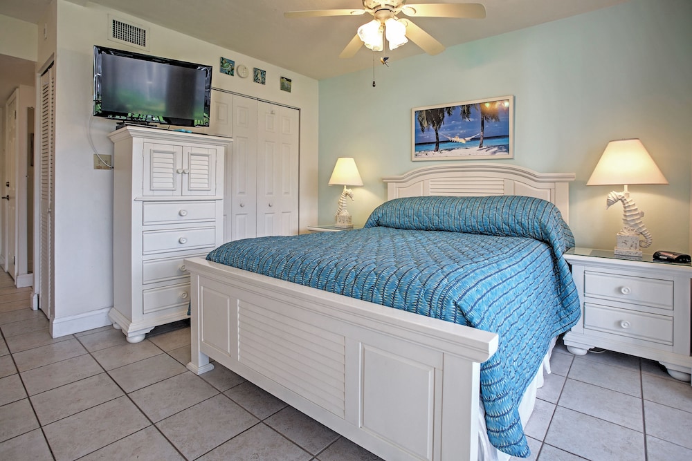 Sanibel Island Studio: Pool Access, Walk to Beach