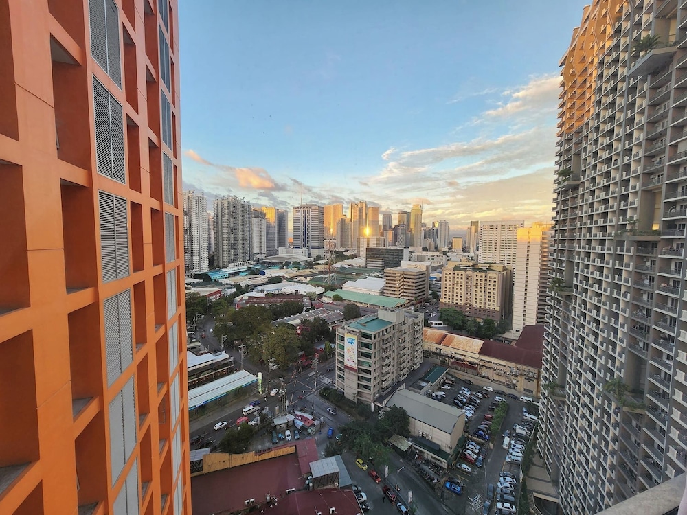 Cozy 1BR Condo in Mandaluyong City With City Skyline View