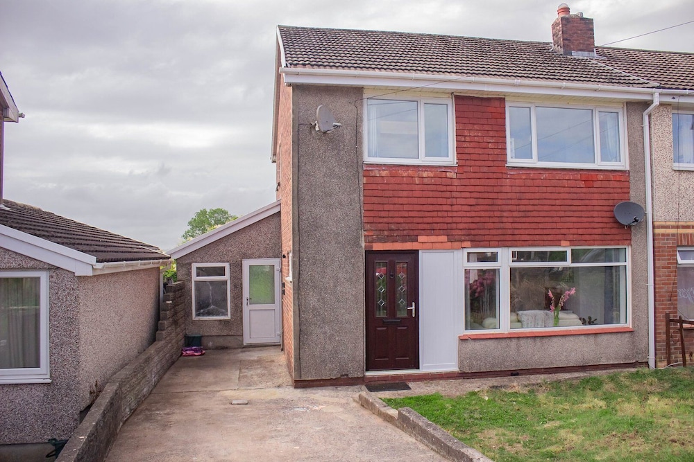 Swansea 3 Bedroom Home With Parking & Garden