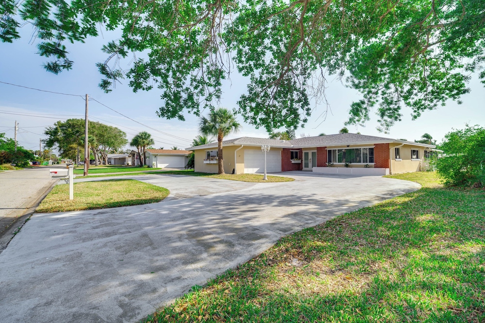 Centrally Located Cocoa Beach Haven: Walk to Shore