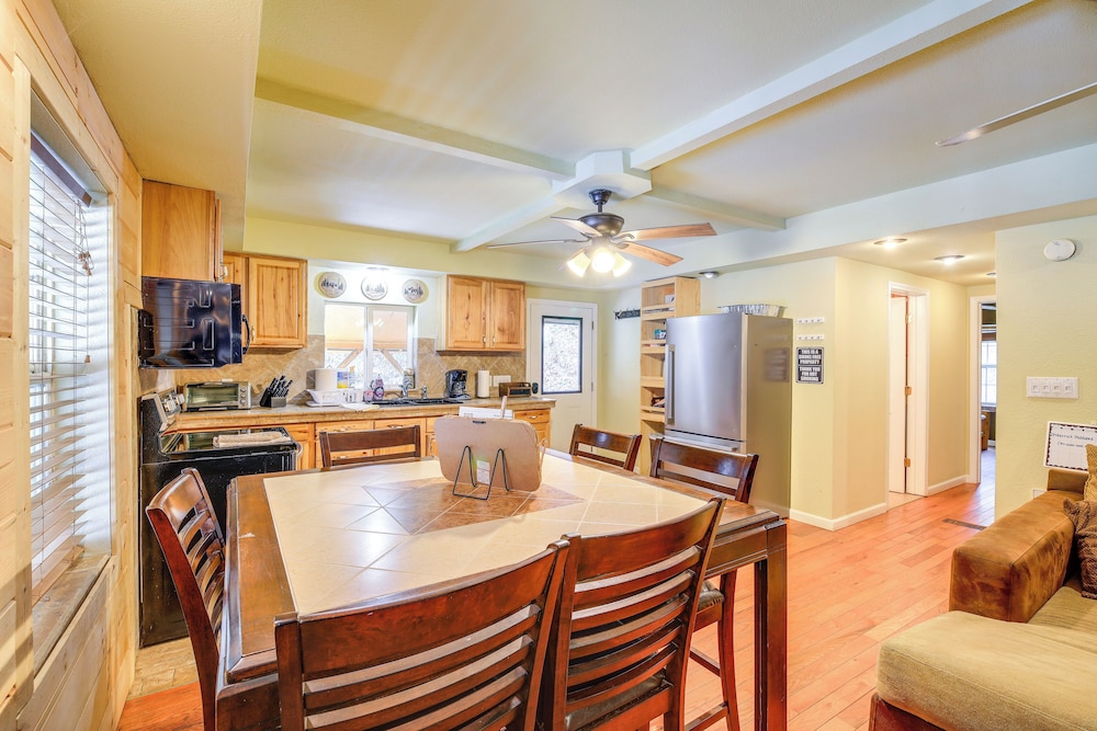 Cabin Close to ATV & Hiking Trails in Delbarton