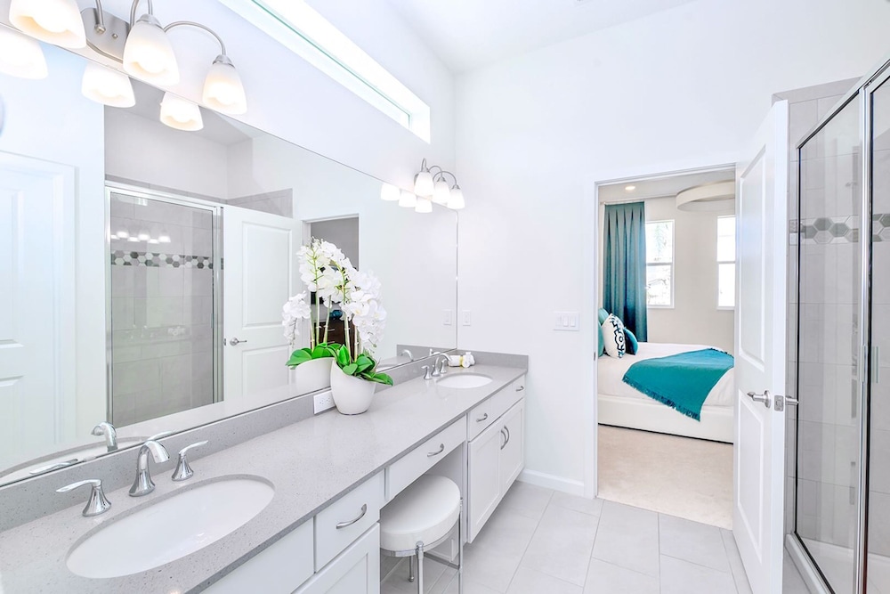 Upstay Mansion w Cinema Games Pool- Sleeps 26