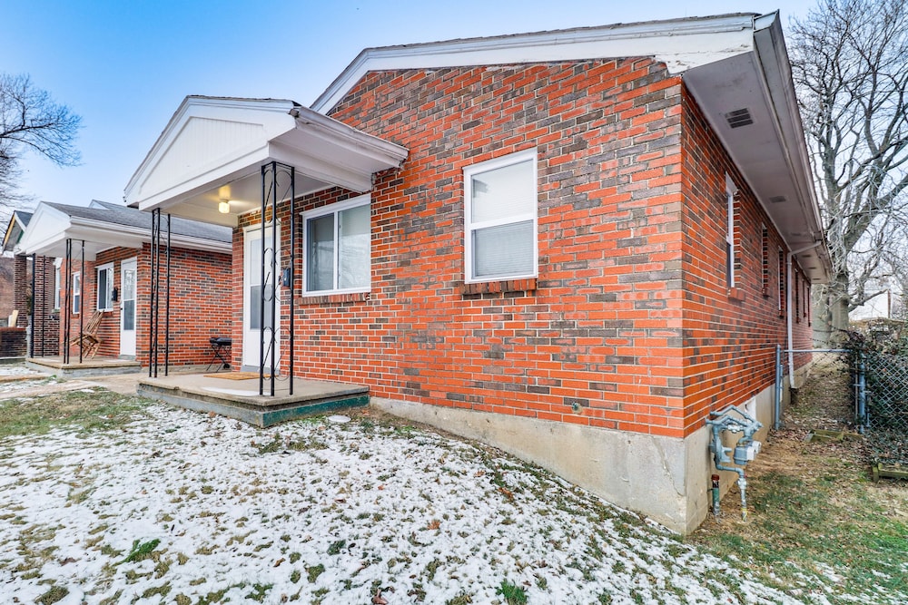 Quaint St Louis Home ~ 6 Mi to Downtown! view 5